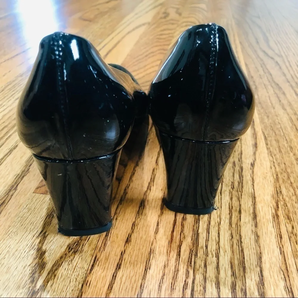 Stuart WeizmannBlack Closed Toe Shoes